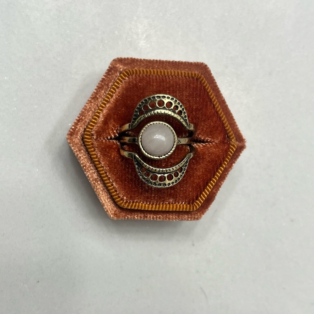 Elegant Gold and Brown Ring